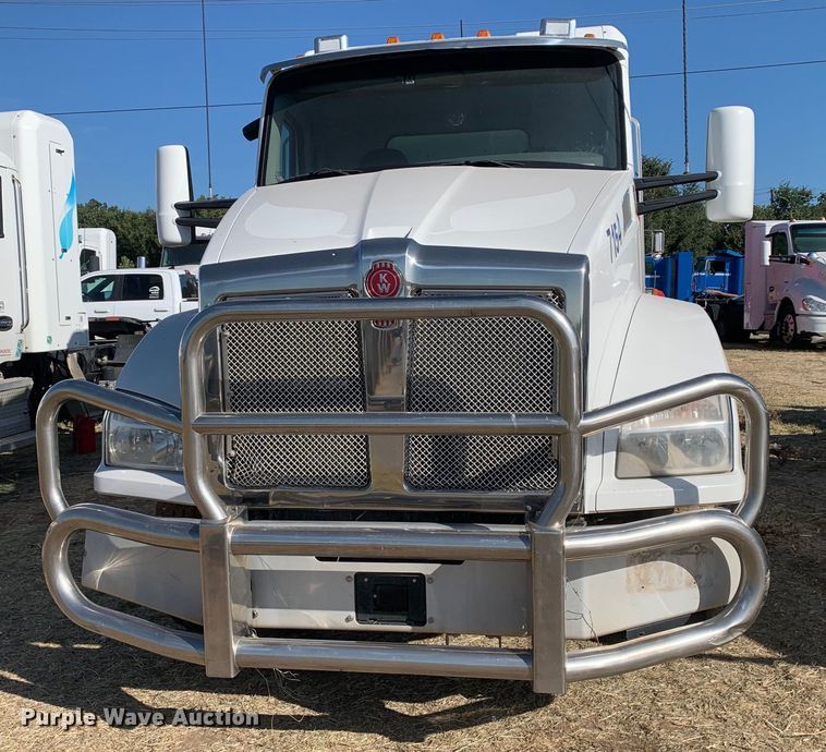 image for item EJ2870 2016 Kenworth  T880 semi truck
