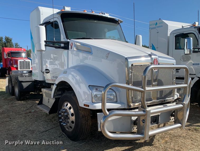 image for item EJ2870 2016 Kenworth  T880 semi truck