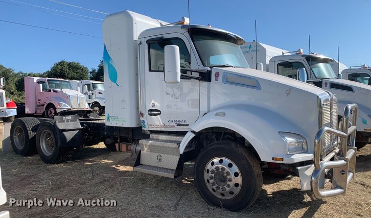 image for item EJ2870 2016 Kenworth  T880 semi truck