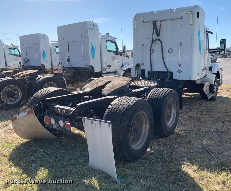 image for item EJ2870 2016 Kenworth  T880 semi truck