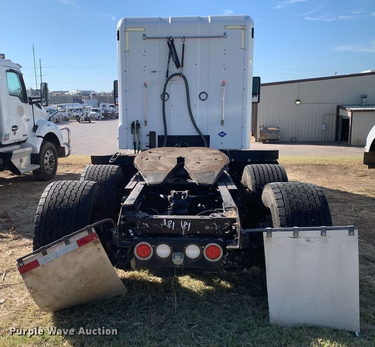 image for item EJ2870 2016 Kenworth  T880 semi truck