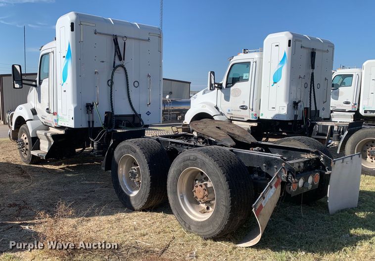image for item EJ2870 2016 Kenworth  T880 semi truck
