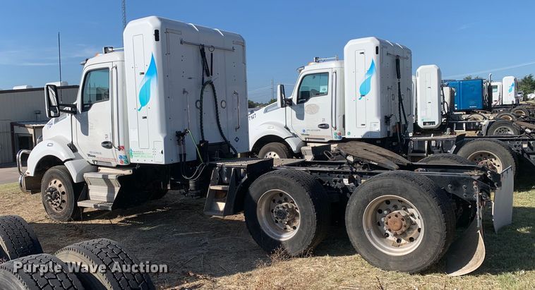 image for item EJ2870 2016 Kenworth  T880 semi truck