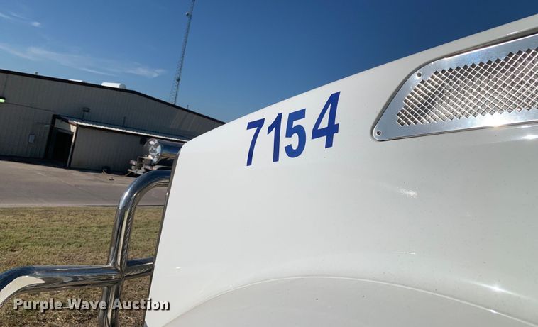 image for item EJ2870 2016 Kenworth  T880 semi truck