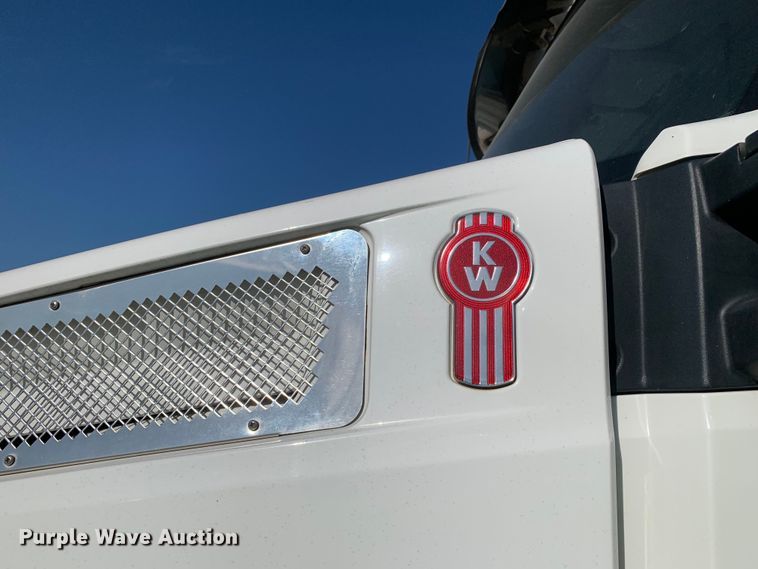 image for item EJ2870 2016 Kenworth  T880 semi truck