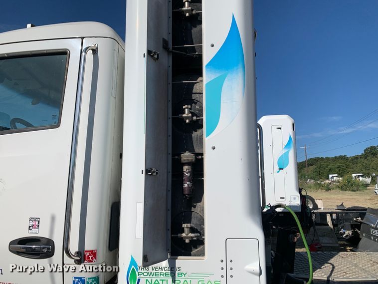 image for item EJ2870 2016 Kenworth  T880 semi truck