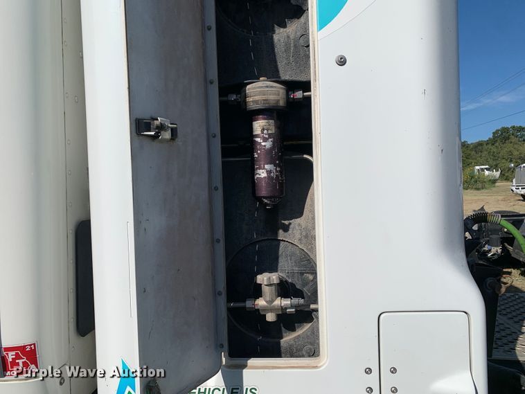 image for item EJ2870 2016 Kenworth  T880 semi truck