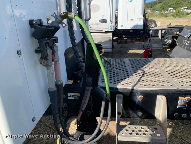 image for item EJ2870 2016 Kenworth  T880 semi truck