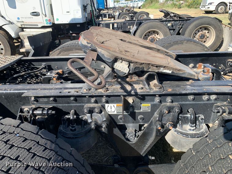 image for item EJ2870 2016 Kenworth  T880 semi truck