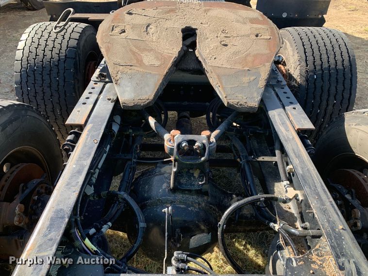 image for item EJ2870 2016 Kenworth  T880 semi truck