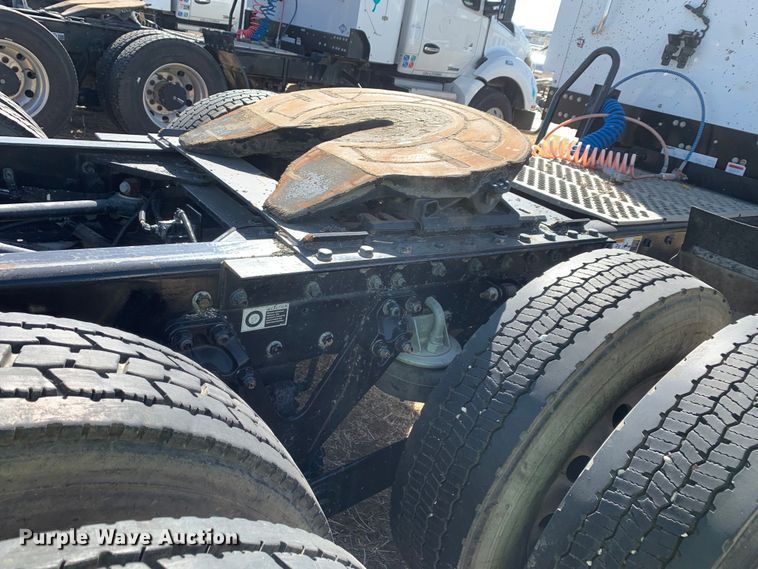 image for item EJ2870 2016 Kenworth  T880 semi truck