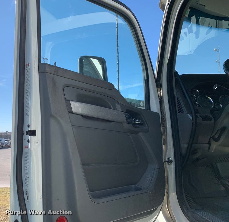 image for item EJ2870 2016 Kenworth  T880 semi truck