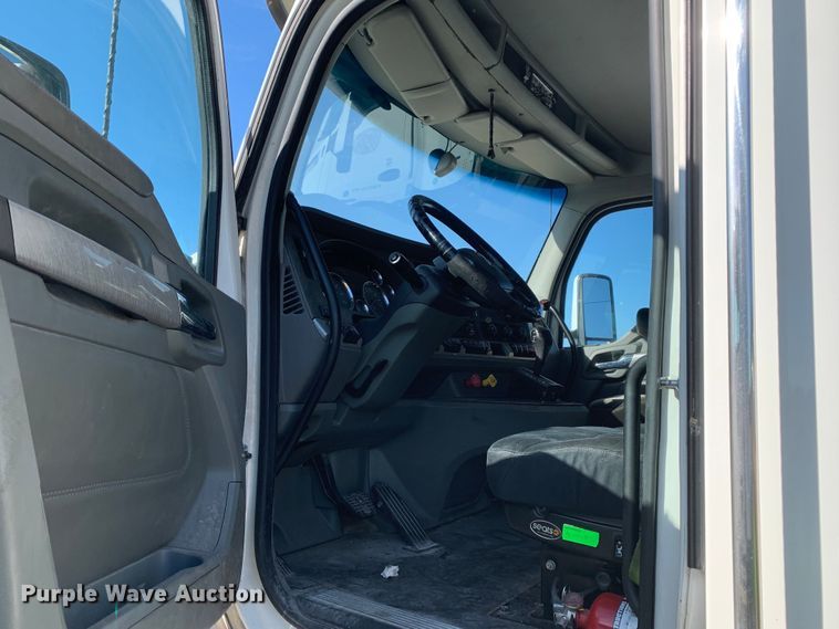 image for item EJ2870 2016 Kenworth  T880 semi truck