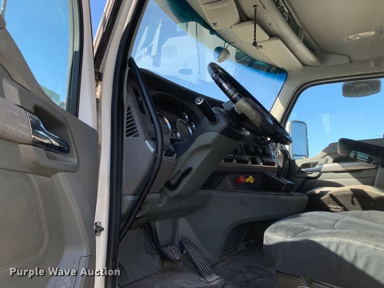 image for item EJ2870 2016 Kenworth  T880 semi truck