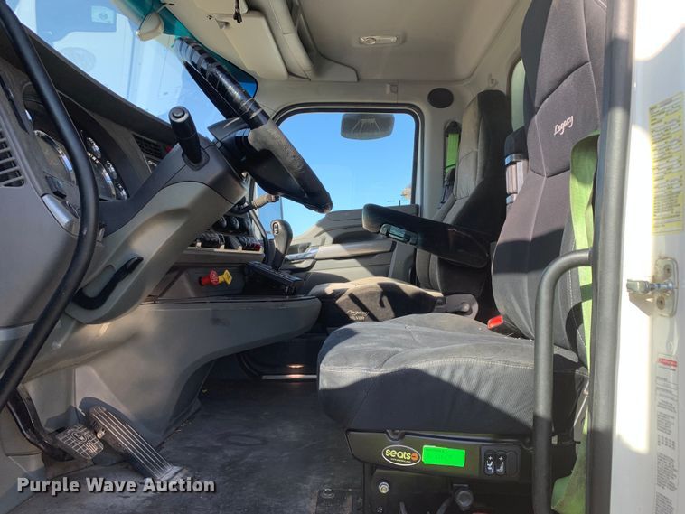 image for item EJ2870 2016 Kenworth  T880 semi truck