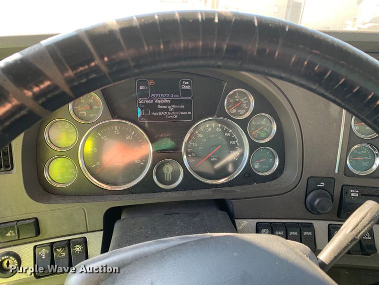 image for item EJ2870 2016 Kenworth  T880 semi truck