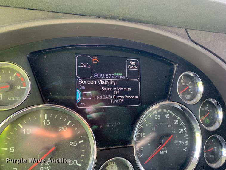 image for item EJ2870 2016 Kenworth  T880 semi truck