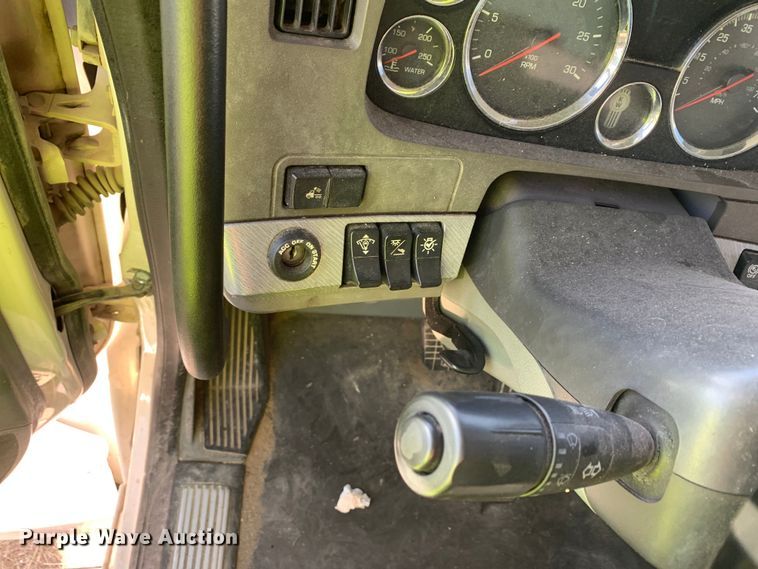 image for item EJ2870 2016 Kenworth  T880 semi truck