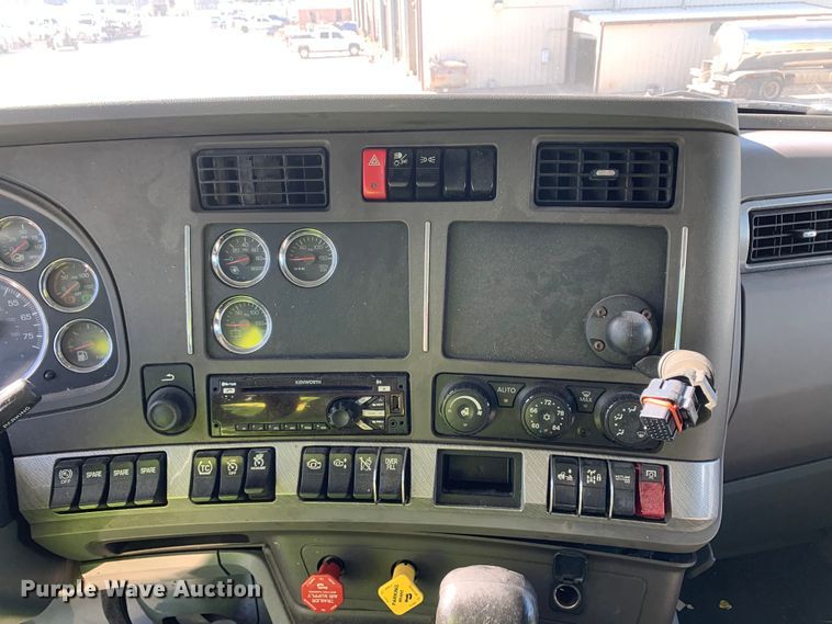 image for item EJ2870 2016 Kenworth  T880 semi truck