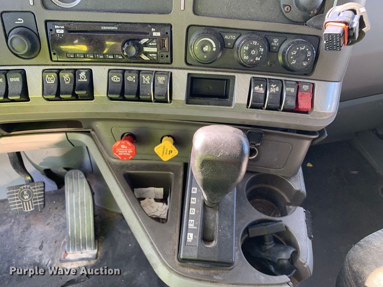 image for item EJ2870 2016 Kenworth  T880 semi truck
