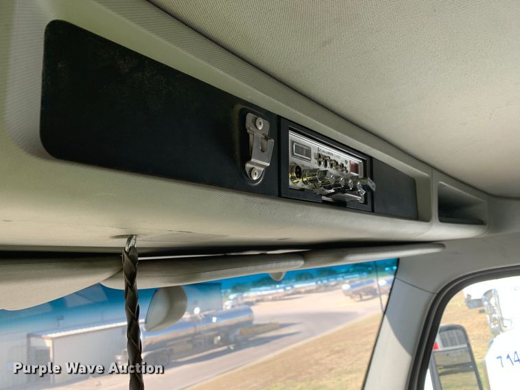 image for item EJ2870 2016 Kenworth  T880 semi truck