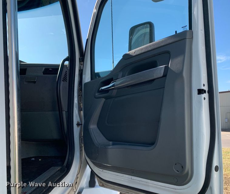 image for item EJ2870 2016 Kenworth  T880 semi truck