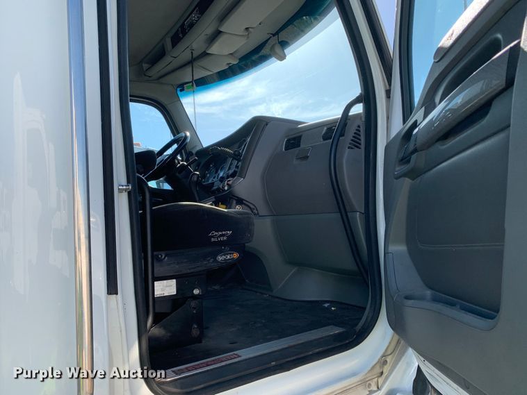 image for item EJ2870 2016 Kenworth  T880 semi truck