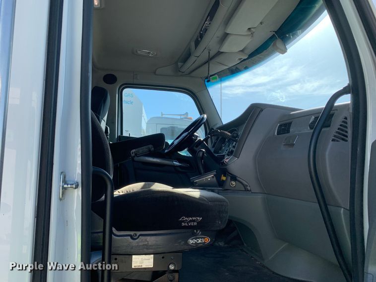 image for item EJ2870 2016 Kenworth  T880 semi truck