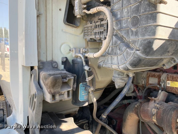 image for item EJ2870 2016 Kenworth  T880 semi truck