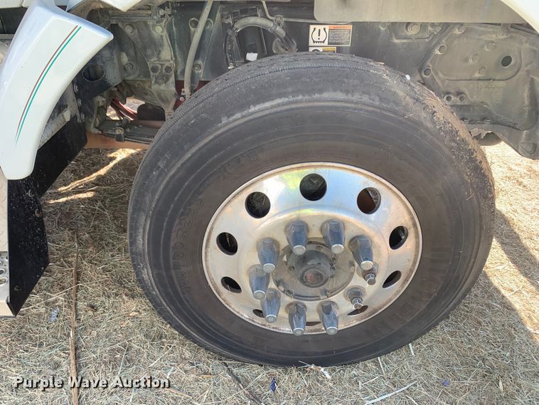 image for item EJ2870 2016 Kenworth  T880 semi truck