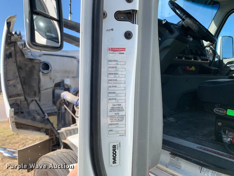 image for item EJ2870 2016 Kenworth  T880 semi truck