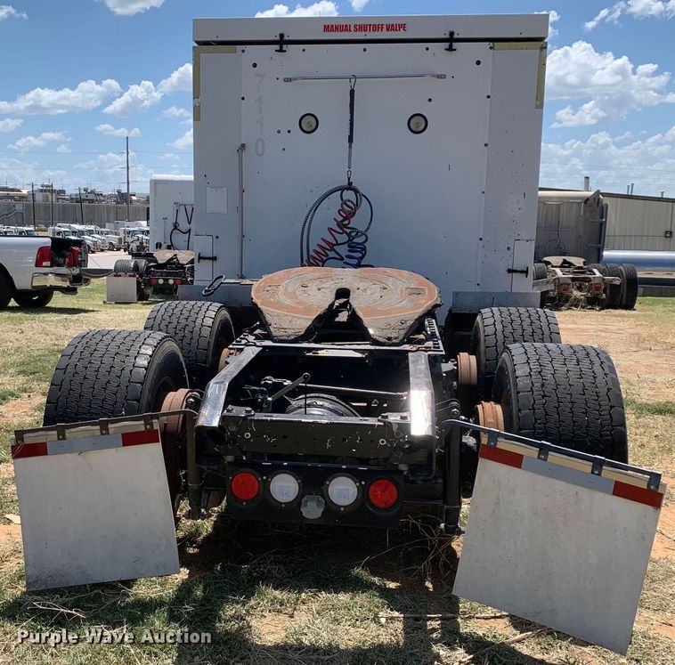 image for item EJ2871 2014 Kenworth  T660 semi truck