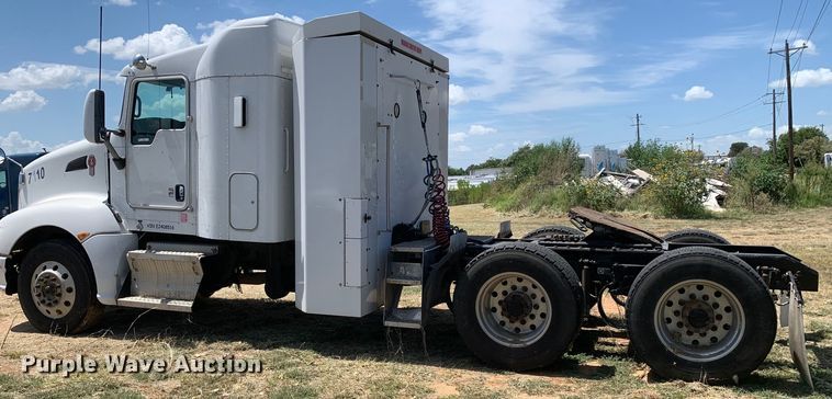 image for item EJ2871 2014 Kenworth  T660 semi truck