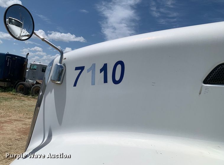 image for item EJ2871 2014 Kenworth  T660 semi truck