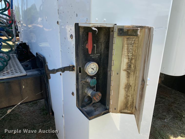 image for item EJ2871 2014 Kenworth  T660 semi truck