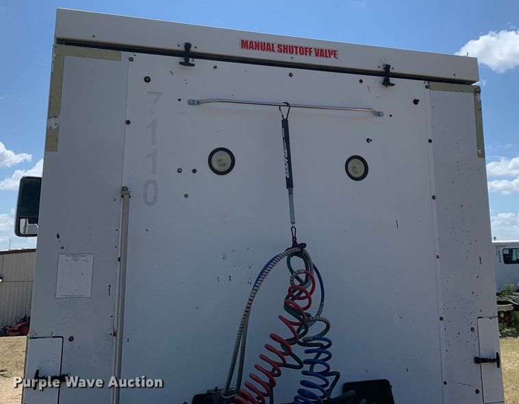 image for item EJ2871 2014 Kenworth  T660 semi truck