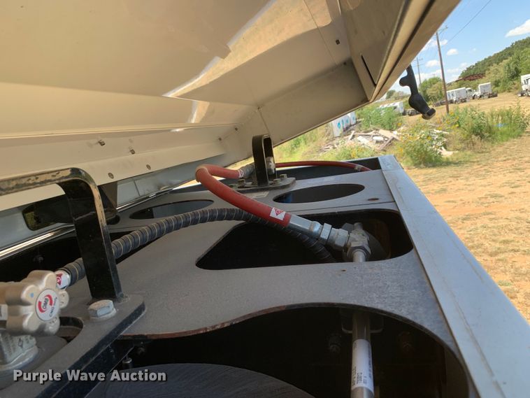 image for item EJ2871 2014 Kenworth  T660 semi truck