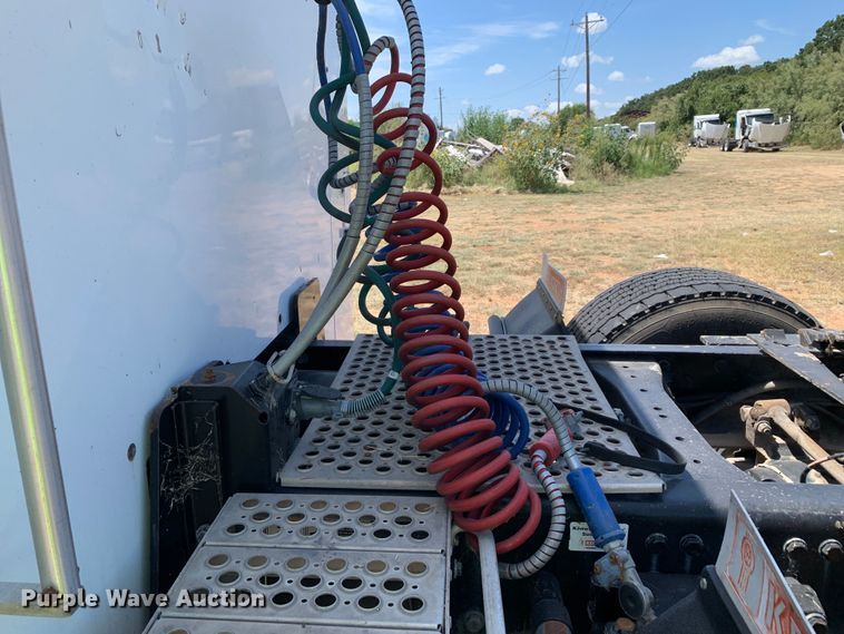 image for item EJ2871 2014 Kenworth  T660 semi truck