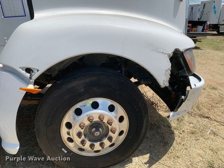 image for item EJ2871 2014 Kenworth  T660 semi truck