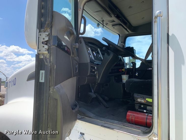 image for item EJ2871 2014 Kenworth  T660 semi truck
