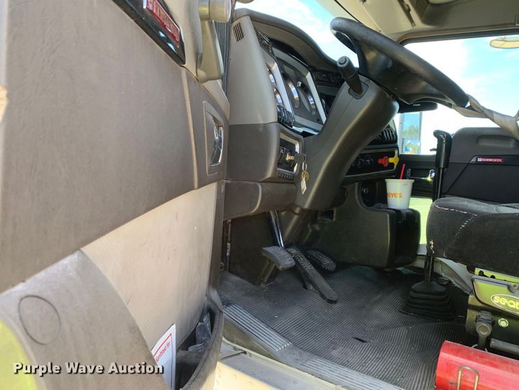 image for item EJ2871 2014 Kenworth  T660 semi truck