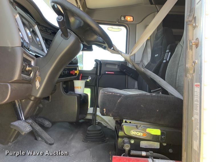 image for item EJ2871 2014 Kenworth  T660 semi truck