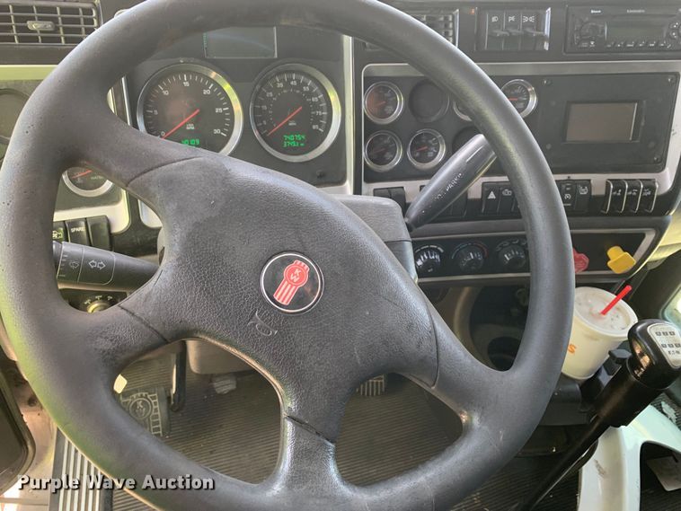 image for item EJ2871 2014 Kenworth  T660 semi truck