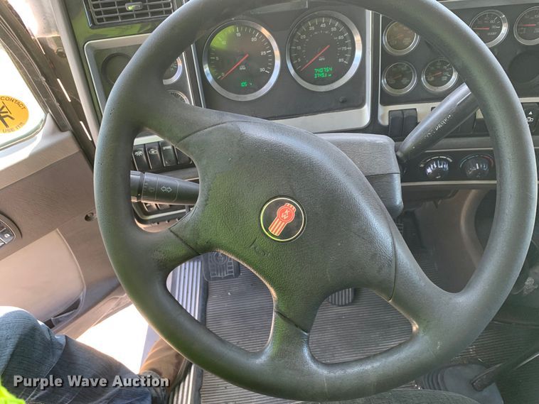 image for item EJ2871 2014 Kenworth  T660 semi truck