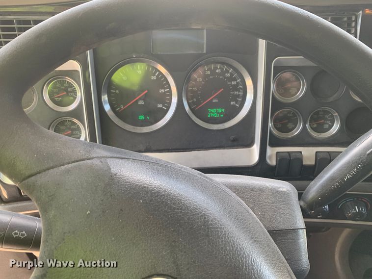 image for item EJ2871 2014 Kenworth  T660 semi truck