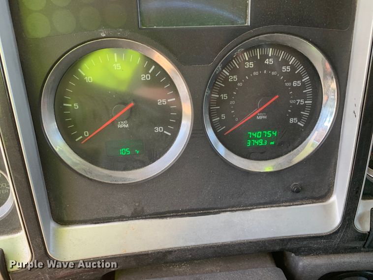 image for item EJ2871 2014 Kenworth  T660 semi truck