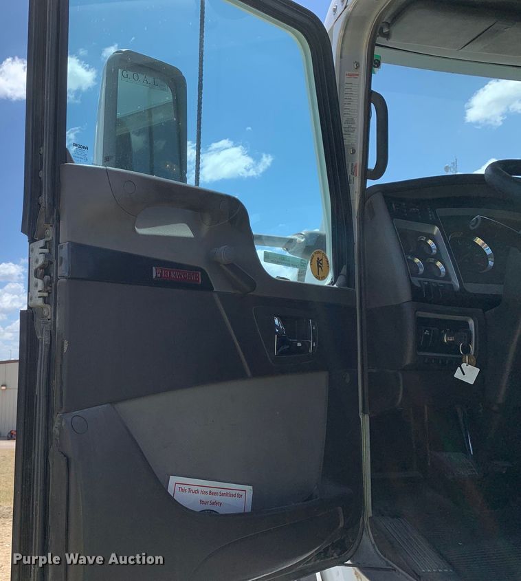 image for item EJ2871 2014 Kenworth  T660 semi truck