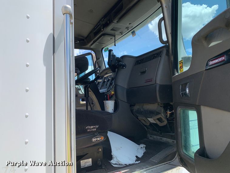 image for item EJ2871 2014 Kenworth  T660 semi truck