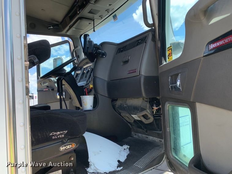 image for item EJ2871 2014 Kenworth  T660 semi truck