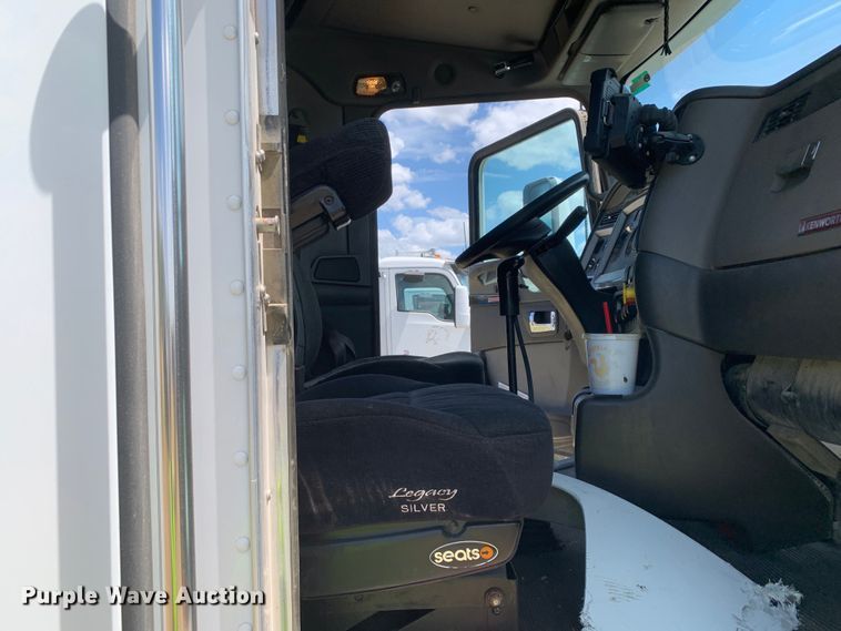 image for item EJ2871 2014 Kenworth  T660 semi truck